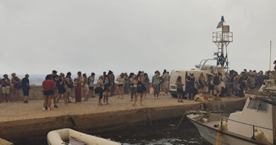 Η μεγάλη επιχείρηση διάσωσης και απομάκρυνσης πολιτών από το Πυροσβεστικό Σώμα στην πυρκαγιά της Αττικοβοιωτίας