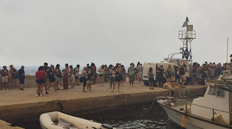 Η μεγάλη επιχείρηση διάσωσης και απομάκρυνσης πολιτών από το Πυροσβεστικό Σώμα στην πυρκαγιά της Αττικοβοιωτίας