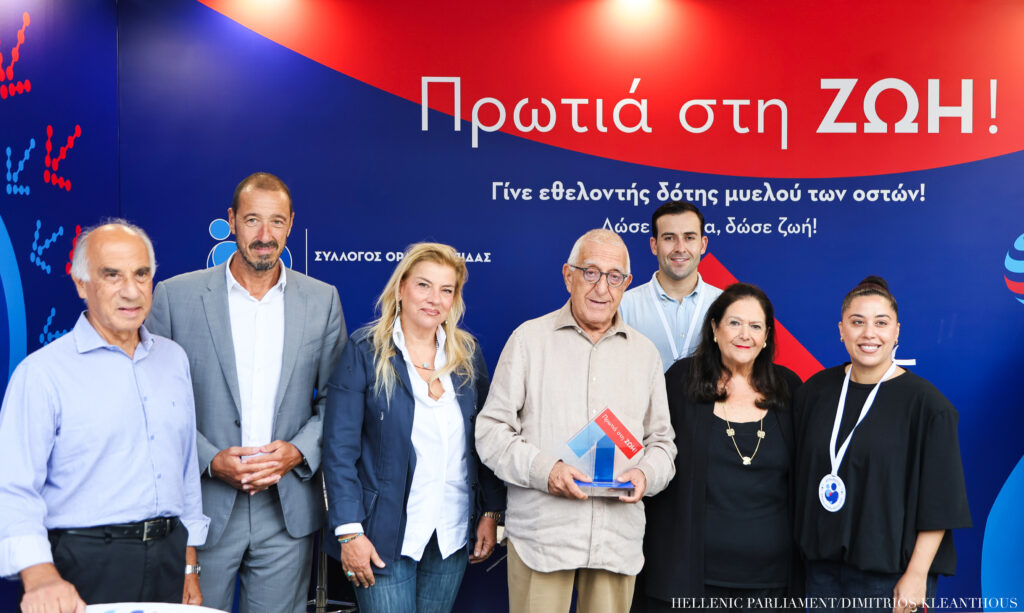Φωταγώγηση της Βουλής των Ελλήνων και κάλεσμα Ν. Κακλαμάνη για την Παγκόσμια Ημέρα Εθελοντή Δότη Μυελού των Οστών: «Μια απλή διαδικασία που σώζει ζωές»
