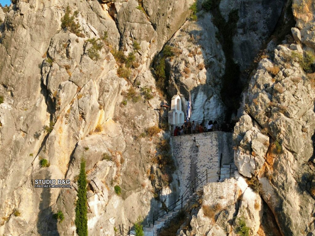 Ναύπλιο -Γιορτάζει το εκκλησάκι της Παναγίας που είναι σφηνωμένο στα απόκρημνα βράχια της Καραθώνας