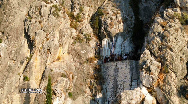 Ναύπλιο -Γιορτάζει το εκκλησάκι της Παναγίας που είναι σφηνωμένο στα απόκρημνα βράχια της Καραθώνας