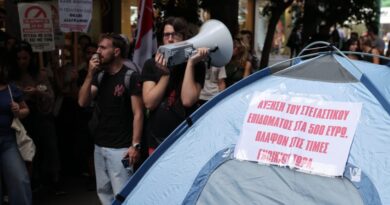Φοιτητές έστησαν σκηνές έξω από το ΥΠΟΙΚ: Τι ζητούν