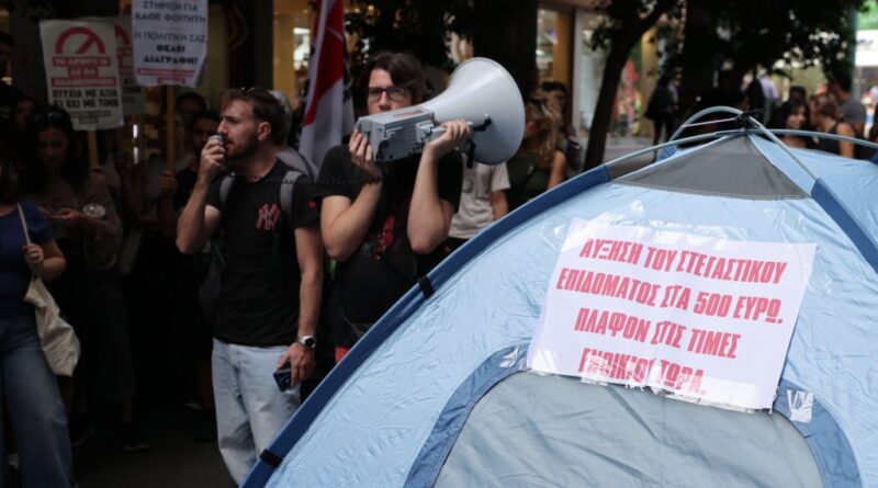 Φοιτητές έστησαν σκηνές έξω από το ΥΠΟΙΚ: Τι ζητούν