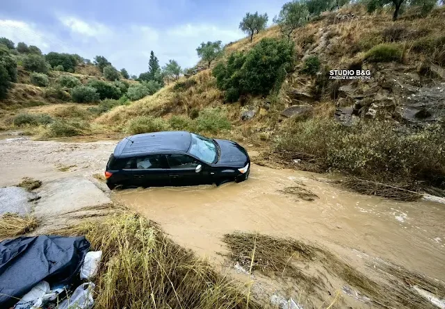 Αργολίδα: Σώθηκαν την τελευταία στιγμή ηλικιωμένοι από ορμητικό χείμαρρο -VIDEO