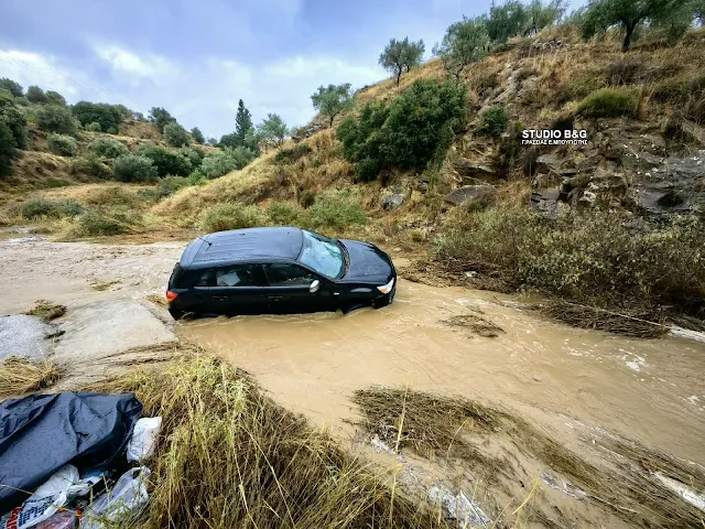 Αργολίδα: Σώθηκαν την τελευταία στιγμή ηλικιωμένοι από ορμητικό χείμαρρο -VIDEO