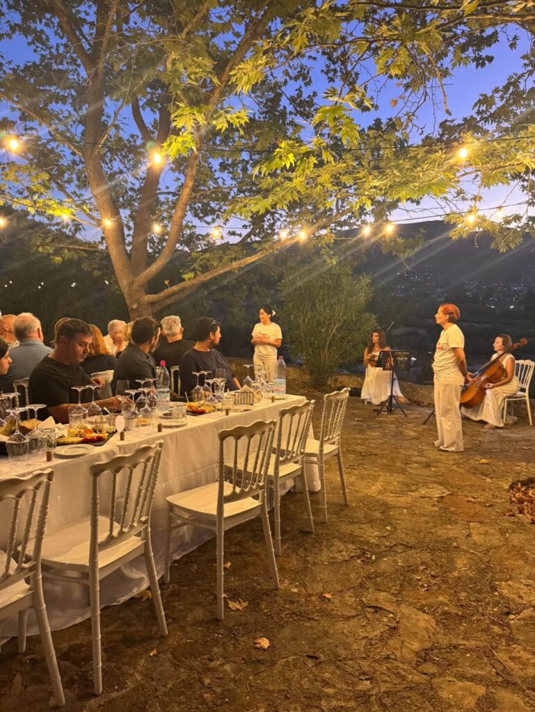 «Ανάμεσα σε Θεούς και Αμπέλια»