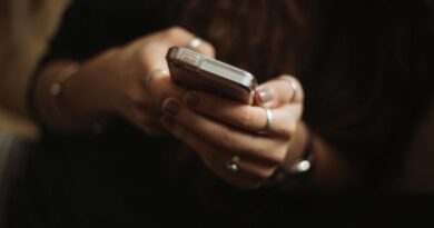 Εξαρθρώθηκε εγκληματική οργάνωση χρησιμοποιούσαν AI για κλωνοποίηση φωνών από συγγενείς για απάτες και διακεκριμένες κλοπές