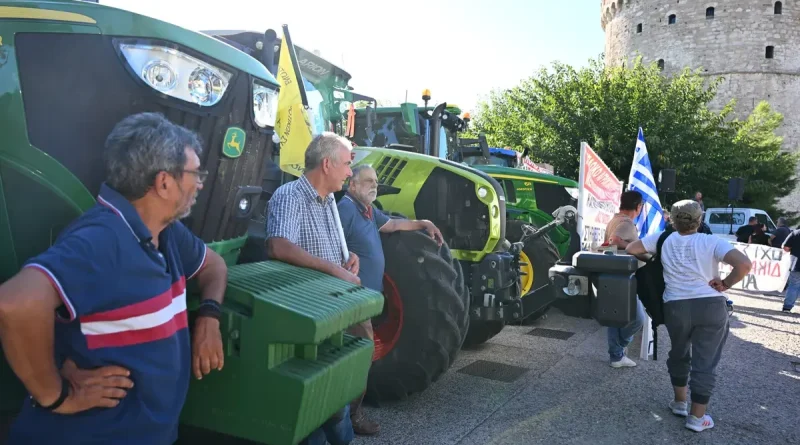 Αγρότες στον Λευκό Πύργο ενόψει της 90ης ΔΕΘ: «Κουραστήκαμε να ακούμε υποσχέσεις»
