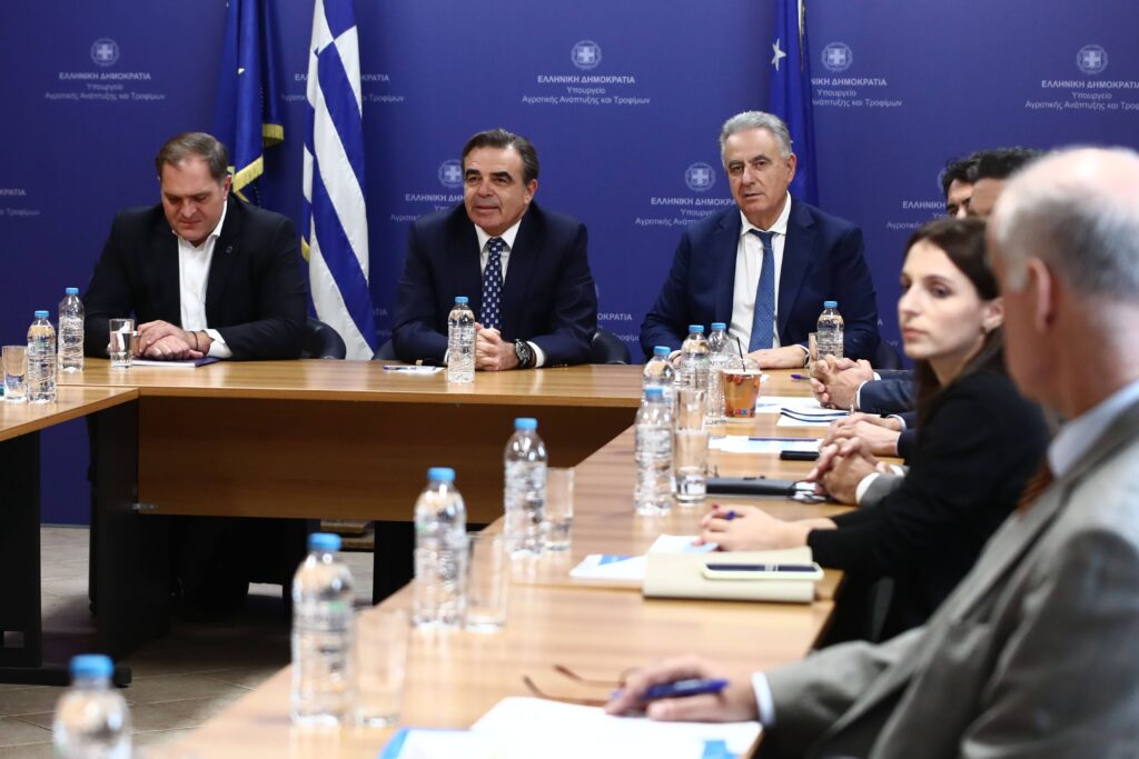 ΥΠΑΑΤ: Ξεκίνησε ο «Διάλογος με την παραγωγή» – Πρώτη συνάντηση του Μαργαρίτη Σχοινά με την ΕΘΕΑΣ