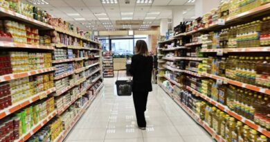 Ακρίβεια: Οι Έλληνες «κόβουν» από το τραπέζι ελαιόλαδο, κρέας και ψωμί – Τι δείχνουν οι έρευνες