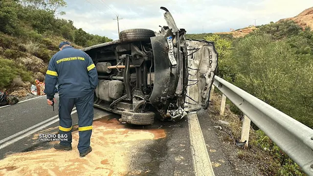 Τροχαίο ατύχημα με εκτροπή Mini Van στην Παλαιά Εθνική Άργους Κορίνθου -VIDEO
