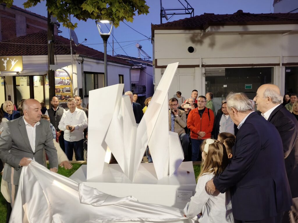 ”Καλοκαίρια και χειμώνες” στην ανακαινισμένη “πλατεία Δημήτρη Μητροπάνου”, στα Τρίκαλα