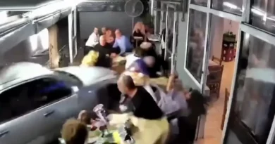 Θεσσαλονίκη: Μεθυσμένος οδηγός έπεσε με το αυτοκίνητο σε ταβέρνα – Τρεις τραυματίες